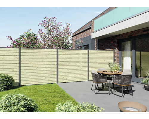 Gartenszene mit Holzzaun, Esstisch und Stühlen