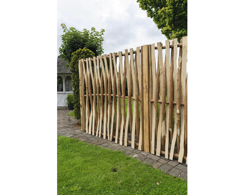 Holzzaun aus naturbelassenen Ästen im Garten