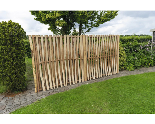 Gartenzaun aus Holzlatten im Außenbereich