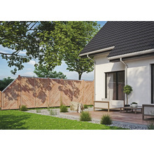 Gartenansicht mit Holzzaun, Terrasse und Haus