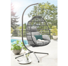 Hängesessel mit Gestell und Kissen im Außenbereich