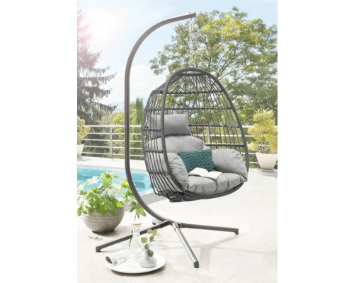 Hängesessel mit Gestell und Kissen im Außenbereich