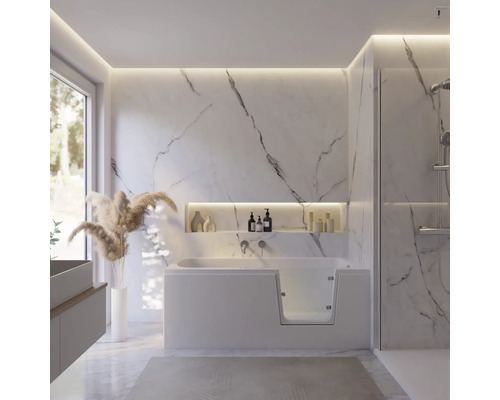 Badezimmer mit Badewanne, Waschtisch und Marmorwand