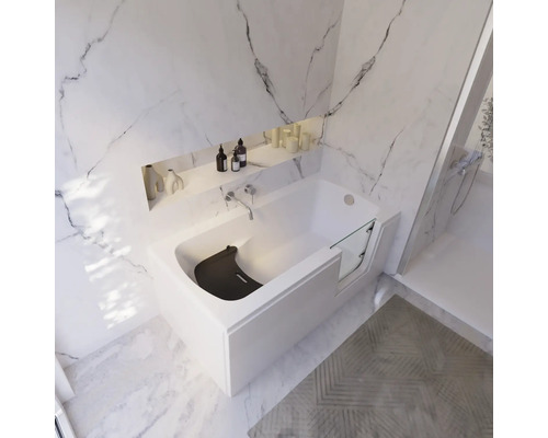 Begehbare Badewanne mit Sitz und gläserner Tür in einem hellen Badezimmer.