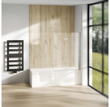 Badezimmer mit Badewanne mit Einstiegstür, Duschwand und Handtuchwärmer