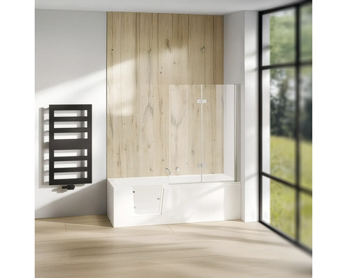 Badezimmer mit Badewanne mit Einstiegstür, Duschwand und Handtuchwärmer