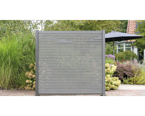 Gartenszene mit Sichtschutzzaun aus Aluminium