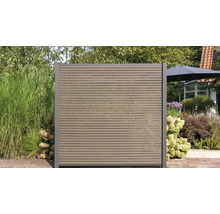 Gartenszene mit Sichtschutzzaun aus horizontalen Lamellen