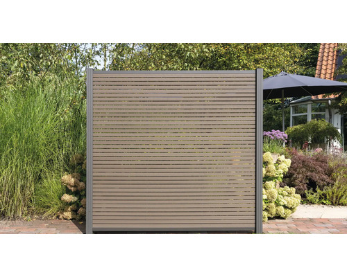 Gartenszene mit Sichtschutzzaun aus horizontalen Lamellen