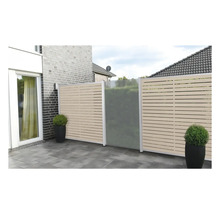 Gartenzaun mit horizontalen Latten und blickdichter Scheibe