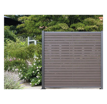 Sichtschutzzaun aus Holzverbundstoff im Garten