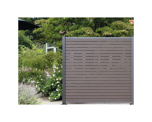 Sichtschutzzaun aus Holzverbundstoff im Garten