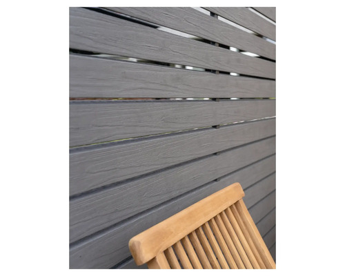 Holzzaun mit Gartenstuhl