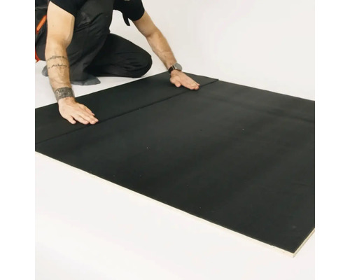 Verlegung von Dämmplatten durch eine Person