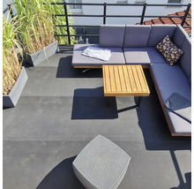 Szene mit einer Loungegruppe, einem Tisch und einem Hocker auf einer Dachterrasse