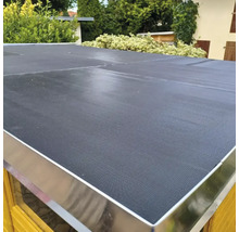 Dachpappe auf einem Dach mit Metalleinfassung