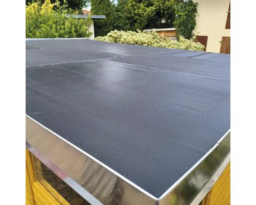 Dachpappe auf einem Dach mit Metalleinfassung