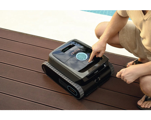 Aiper Poolreinigungsroboter auf einer Holzterrasse mit einer Person, die einen Knopf drückt