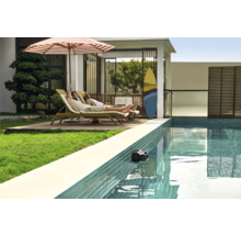 Szene mit Pool, in dem sich ein Poolroboter befindet, und zwei Personen, die sich auf Liegestühlen unter einem Sonnenschirm entspannen