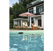 Schwimmbad mit Poolreinigungsroboter und entspannten Personen auf Liegestühlen