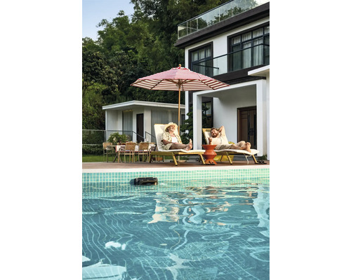 Schwimmbad mit Poolreinigungsroboter und entspannten Personen auf Liegestühlen