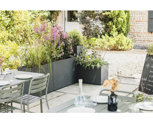 Außenbereich mit Pflanzkästen und Gartentisch auf Terrasse