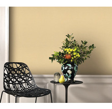 Raumansicht mit Wandfarbe, Stuhl und Blumenvase auf einem Tisch