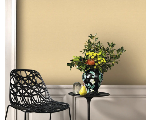 Raumansicht mit Wandfarbe, Stuhl und Blumenvase auf einem Tisch