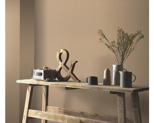Holztisch dekoriert mit Holzornamenten, Blumenvase und Geschirr