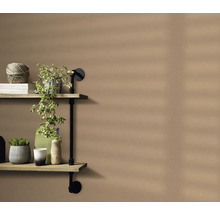 Regal mit Dekorationselementen an einer Wand