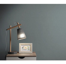 Nachttisch mit Lampe und Bilderrahmen