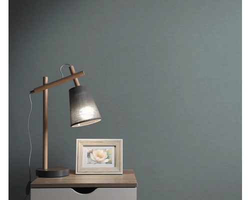 Nachttisch mit Lampe und Bilderrahmen