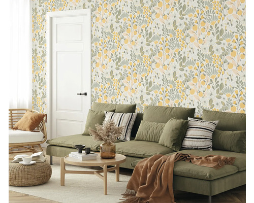 Wohnzimmer mit floral gemusterter Tapete, Sofa und Beistelltisch