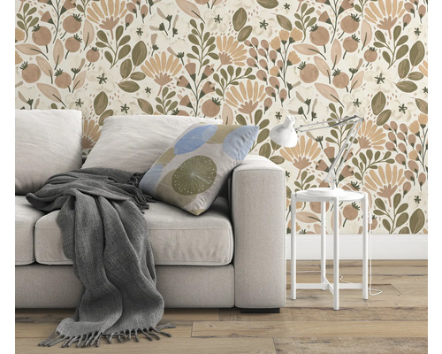 Wohnzimmer mit Sofa, Tischleuchte und floraler Tapete