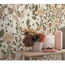 Dekoratives Zimmer mit floraler Tapete und Tischdekoration.