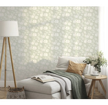 Dekoratives Wohnzimmer mit floraler Tapete, Liege und Stehlampe.