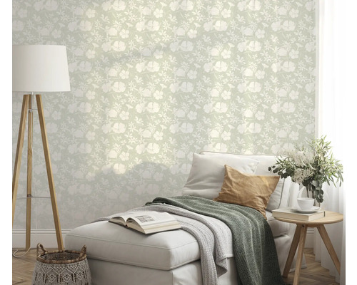 Dekoratives Wohnzimmer mit floraler Tapete, Liege und Stehlampe.