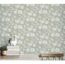 Wand mit Blumentapete im Vintage-Stil
