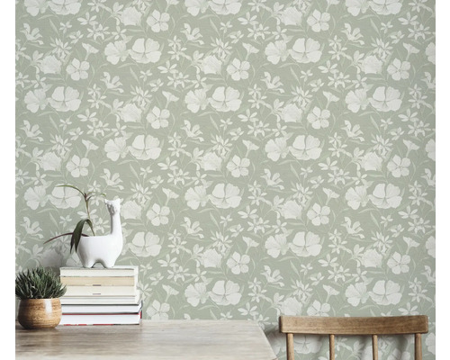 Wand mit Blumentapete im Vintage-Stil