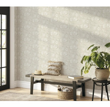 Heller Raum mit floral gemusterter Tapete, Bank und Zimmerpflanze