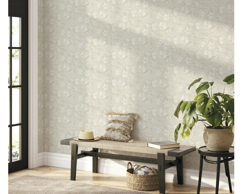 Heller Raum mit floral gemusterter Tapete, Bank und Zimmerpflanze