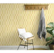 Dekoratives Interieur mit gemusterter Tapete, Stuhl, Kissen, Hakenleiste und Pflanze