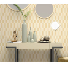Dekoratives Interieur mit Konsole, Vasen, Spiegeln und Lampe