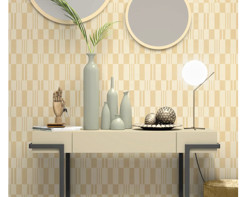 Dekoratives Interieur mit Konsole, Vasen, Spiegeln und Lampe