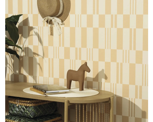 Dekorative Szene mit Tisch, Bücher, Holzpferd und Hut an der Wand