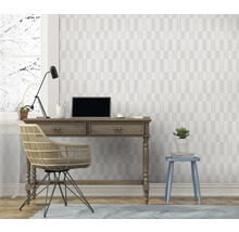 Arbeitszimmer mit Schreibtisch, Stuhl, Lampe und Dekoration