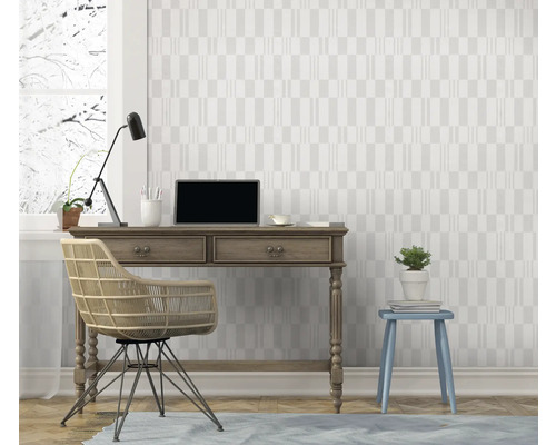Arbeitszimmer mit Schreibtisch, Stuhl, Lampe und Dekoration