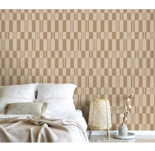 Schlafzimmer mit geometrischer Tapete, Bett, Lampe und Dekoration