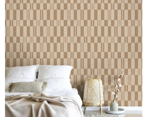 Schlafzimmer mit geometrischer Tapete, Bett, Lampe und Dekoration