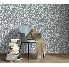 Dekoratives Wohnzimmer mit floraler Tapete, Stuhl und Bücherstapel